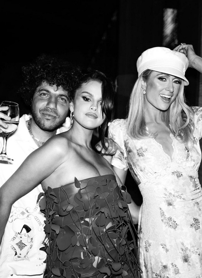 Selena Gomez tampak menikmati hari jadinya bersama teman dan sahabat. Tampak Paris Hilton jadi salah satu tamu pesta. Foto: Instagram/@selenagomez