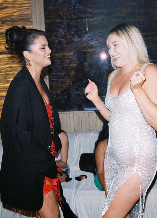 “Aku berterima kasih banyak dalam hidupku dan salah satu hal yang paling aku syukuri adalah pekerjaan yang dapat kami lakukan dengan Rare Impact Fund melalui @Rarebeauty. Karena KALIAN, kami dapat meningkatkan kesadaran dan meningkatkan akses ke layanan kesehatan mental bagi kaum muda. Ini adalah gairah sejati saya dalam hidup,” tulisnya. Foto: Instagram/@selenagomez