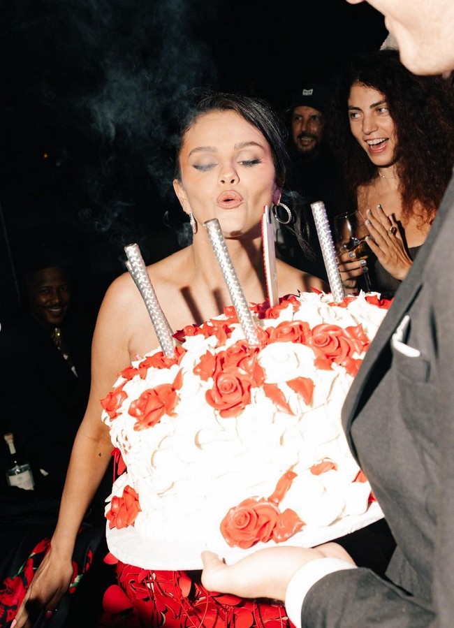 Selena Gomez genap berusia 31 tahun pada Sabtu (22/7/2023). Menandai pertambahan usia, penyanyi sekaligus aktris ini menggelar pesta di sebuah klub. Foto: Instagram/@selenagomez