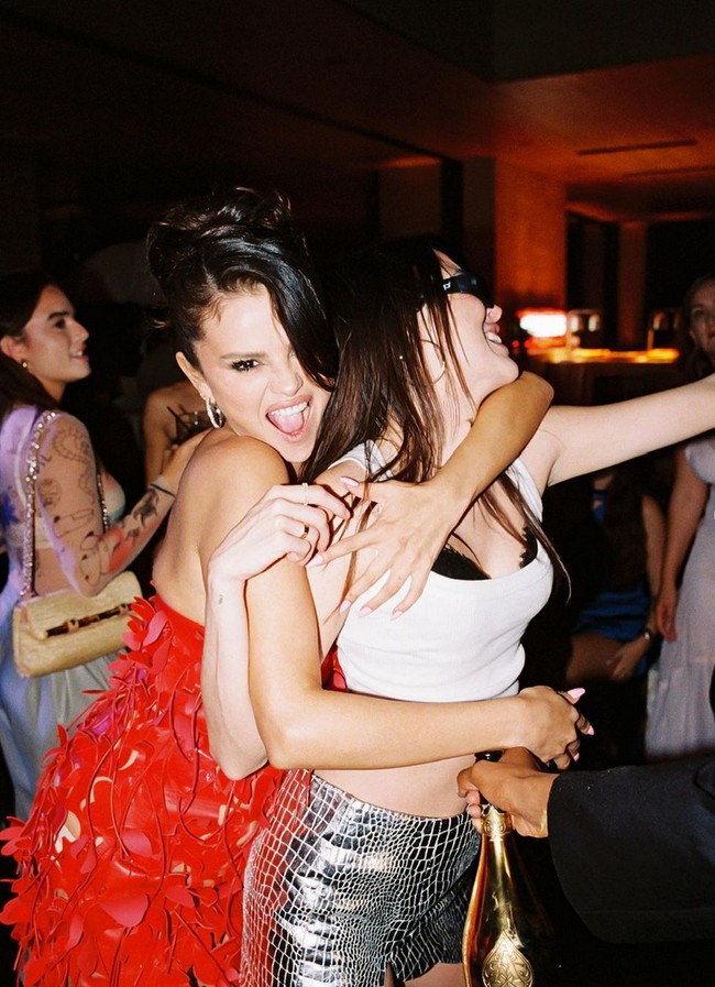 Mantan kekasih Justin Bieber ini tampil dengan rambut disanggul tinggi dan makeup winged eyeliner yang menjadi ciri khasnya. Foto: Instagram/@selenagomez