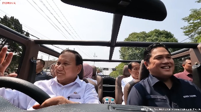 Senyum Merekah Jokowi Semobil Bareng Prabowo-Erick