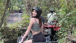 6 Potret Shannon Wong Main ATV, Tetap Cantik di Alam Terbuka