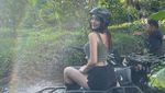 6 Potret Shannon Wong Main ATV, Tetap Cantik di Alam Terbuka