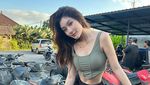 6 Potret Shannon Wong Main ATV, Tetap Cantik di Alam Terbuka
