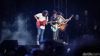 Sebelumnya, pihak panitia WTF 2023 resmi mengumumkan headliner mereka The 1975 batal manggung, buntut kontroversi vokalis Matty Healy yang mencium bassist yang juga sesama pria, Ross MacDonald. Foto: Andhika Prasetia/detikHOT