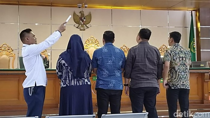 Sidang pemeriksaan saksi dengan 3 terdakwa penyuap Yana Mulyana.