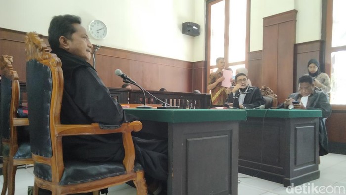 Sidang rekam rekan di kamar mandi Surabaya