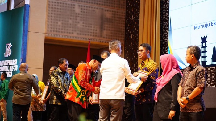 Bupati Sinjai, Sulawesi Selatan (Sulsel) Andi Seto Gadhista Asapa (ASA) meraih penghargaan tingkat nasional sebagai Tokoh Penggerak Koperasi Utama.