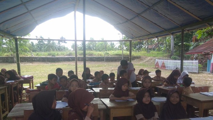 Siswa di Pandeglang belajar di tenda darurat (dok. Istimewa)