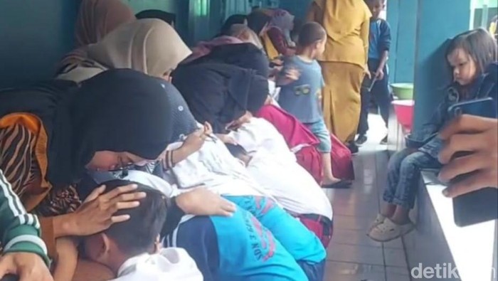 Siswa SD Negeri 3 Gunung Lipung Kecamatan Cipedes Kota Tasikmalaya sungkem kepada orang tua.