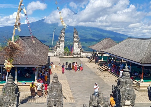 Situasi wisatawan saat berkunjung ke Objek Wisata Pura Lempuyang yang terletak di Desa Adat Purwayu, Kecamatan Abang, Kabupaten Karangasem beberapa waktu yang lalu (foto: I Wayan Selamat Juniasa)