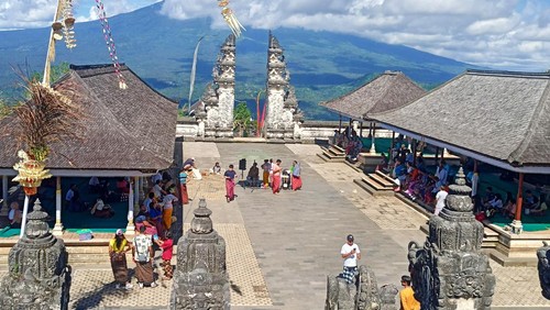 Situasi wisatawan saat berkunjung ke Objek Wisata Pura Lempuyang yang terletak di Desa Adat Purwayu, Kecamatan Abang, Kabupaten Karangasem beberapa waktu yang lalu (foto: I Wayan Selamat Juniasa)