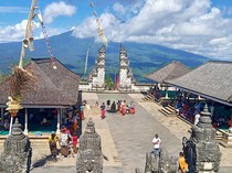 Jumlah Pengunjung Pura Lempuyang Karangasem Turun 50 Persen
