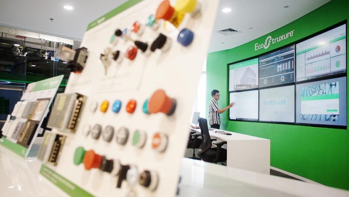 Schneider Electric terus mendorong transformasi digital dalam manajemen energi dan otomasi yang menghadirkan solusi data center efisien, adaptif, dan tangguh.