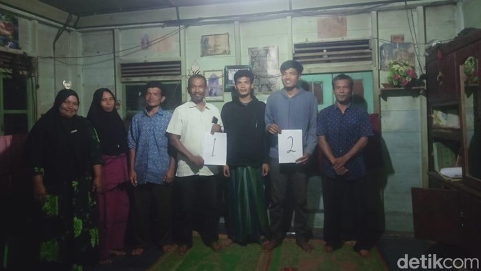 Suami-istri dan ayah-anak saling bersaing di Pilkades Madina.