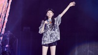 Ada pula handbanner bertuliskan ‘Hati TAEYEON = Hati SONE, TAEYEON! Terima kasih telah datang kembali ke Indonesia!’.  (Foto: dok. SM Entertainment)