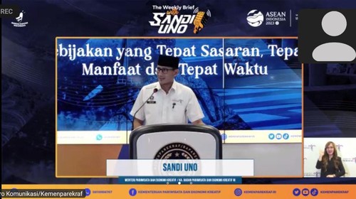 Tampilan gambar dari acara The Weekly Briefing with Sandi Uno yang digelar secara online pada Senin (24/7/2023) malam. (Ni Made Lastri Karsiani Putri-detikBali)