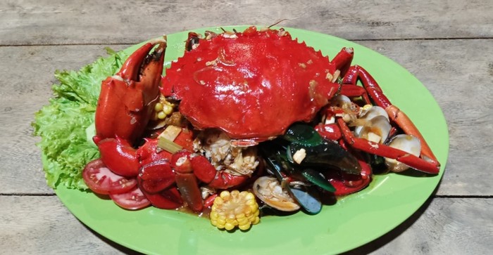 Tampilan menu kepiting sultan asam manis yang dijual di Umah Kepiting Purnama, Jalan Trenggana No.173, Penatih, Denpasar, Bali pada Minggu (23/7/2023). (Ni Made Lastri Karsiani Putri-detikBali)