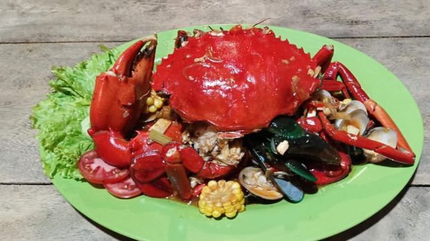 Tampilan menu kepiting sultan asam manis yang dijual di Umah Kepiting Purnama, Jalan Trenggana No.173, Penatih, Denpasar, Bali pada Minggu (23/7/2023). (Ni Made Lastri Karsiani Putri-detikBali)