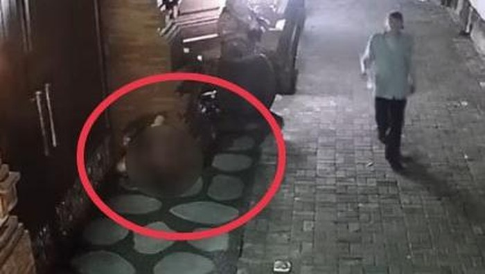 Tangkapan layar rekaman CCTV bule kencing depan rumah warga di Umalas, Kerobokan Kelod, Badung, Bali.