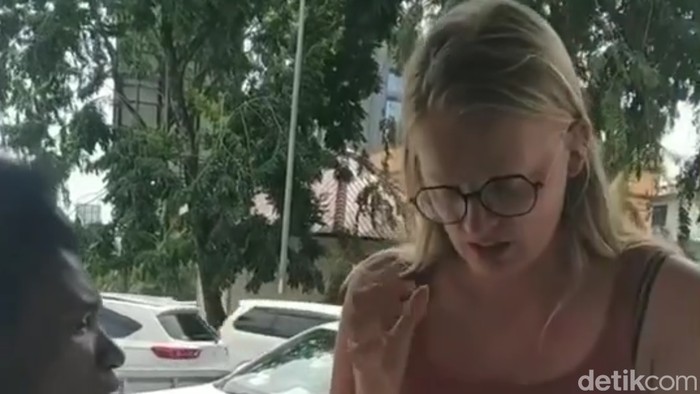 Tangkapan layar video viral bule asal Belanda dijambret di Batam.