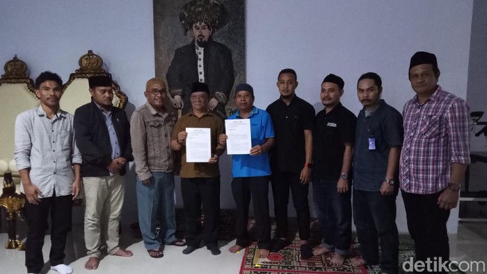 Kuasa hukum Kesultanan Ternate memperlihatkan surat somasi yang akan dilayangkan ke Nita Budhi Susanti.