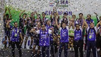Pevoli Indonesia berselebrasi usai menjuarai SEA V League putaran pertama di Padepokan Voli Jendral Kunarto, Sentul, Kabupaten Bogor, Jawa Barat, Minggu (23/7/2023).   
