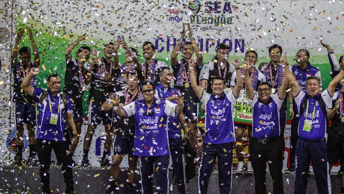 Timnas Voli Indonesia Juara Putaran Pertama SEA V League 2023 Pevoli Indonesia berselebrasi usai menjuarai SEA V League putaran pertama di Padepokan Voli Jendral Kunarto, Sentul, Kabupaten Bogor, Jawa Barat, Minggu (23/7/2023). Indonesia juara putaran pertama SEA V League setelah mengalahkan Thailand dengan skor 3-1 (21-25, 25-17, 25-23, 27-25). ANTARA FOTO/Yulius Satria Wijaya/rwa.