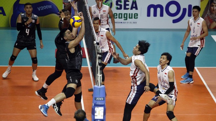 Timnas Voli Indonesia Juara Putaran Pertama SEA V League 2023 Pevoli Indonesia berselebrasi usai menjuarai SEA V League putaran pertama di Padepokan Voli Jendral Kunarto, Sentul, Kabupaten Bogor, Jawa Barat, Minggu (23/7/2023). Indonesia juara putaran pertama SEA V League setelah mengalahkan Thailand dengan skor 3-1 (21-25, 25-17, 25-23, 27-25). ANTARA FOTO/Yulius Satria Wijaya/rwa.