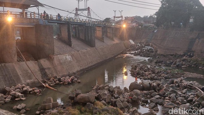 Tinggi muka air (TMA) Sungai Ciliwung di Bendung Katulampa Bogor menyentuh titik 0 cm. Kondisi ini disebut terjadi selama Juli. Sejumlah warga asyik memancing (M Sholihin/detikcom)