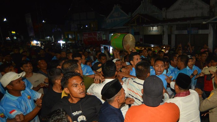 Tradisi Basalisiah Tabuik di Pariaman Warga memainkan gendang saat tradisi Basalisiah Tabuik di Pariaman, Sumatera Barat, Minggu (23/7/2023). Tradisi Basalisiah usai prosesi Manabang Batang Pisang, Pesona Hoyak Tabuik Budaya Piaman 2023 itu merupakan atraksi kolosal perang karbala antara nagari Pasa dan Subarang. ANTARA FOTO/Iggoy el Fitra/tom.
