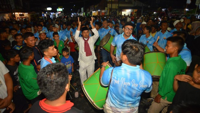 Warga memainkan gendang saat tradisi Basalisiah Tabuik di Pariaman, Sumatera Barat, Minggu (23/7/2023). Tradisi Basalisiah usai prosesi Manabang Batang Pisang, Pesona Hoyak Tabuik Budaya Piaman 2023 itu merupakan atraksi kolosal perang karbala antara nagari Pasa dan Subarang. ANTARA FOTO/Iggoy el Fitra/tom.