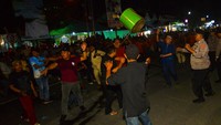 Warga menghindari lemparan gendang saat tradisi Basalisiah Tabuik di Pariaman, Sumatera Barat, Minggu (23/7/2023). 