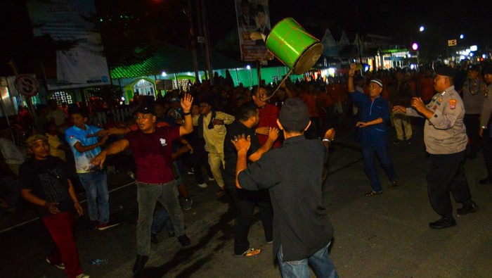 Tradisi Basalisiah Tabuik di Pariaman Warga memainkan gendang saat tradisi Basalisiah Tabuik di Pariaman, Sumatera Barat, Minggu (23/7/2023). Tradisi Basalisiah usai prosesi Manabang Batang Pisang, Pesona Hoyak Tabuik Budaya Piaman 2023 itu merupakan atraksi kolosal perang karbala antara nagari Pasa dan Subarang. ANTARA FOTO/Iggoy el Fitra/tom.