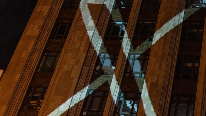 Twitter's new logo is seen projected on the corporate headquarters building in downtown San Francisco, California, U.S. July 23, 2023. REUTERS/Carlos Barria
