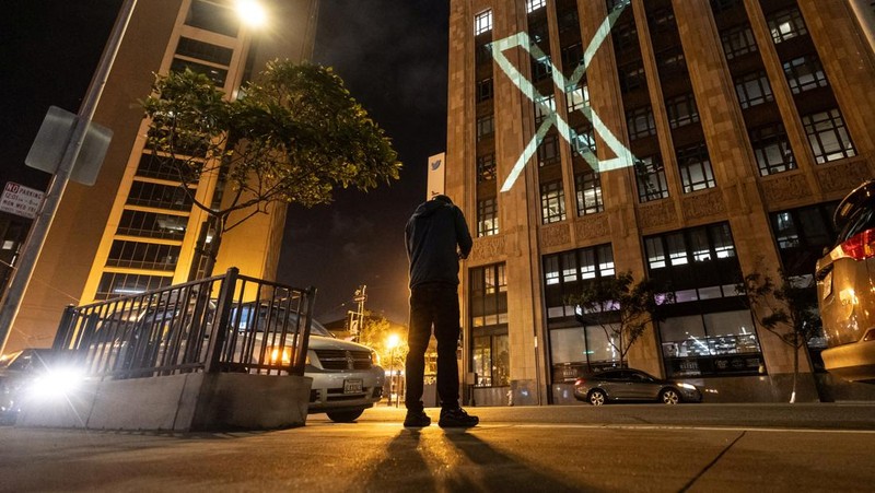 Twitter's new logo is seen projected on the corporate headquarters building in downtown San Francisco, California, U.S. July 23, 2023. REUTERS/Carlos Barria