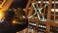 Twitters new logo is seen projected on the corporate headquarters building in downtown San Francisco, California, U.S. July 23, 2023. REUTERS/Carlos Barria