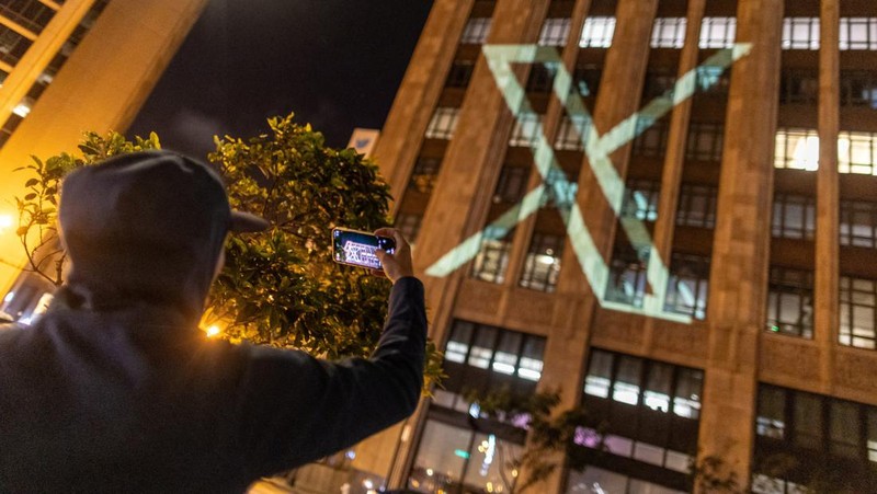 Twitter's new logo is seen projected on the corporate headquarters building in downtown San Francisco, California, U.S. July 23, 2023. REUTERS/Carlos Barria