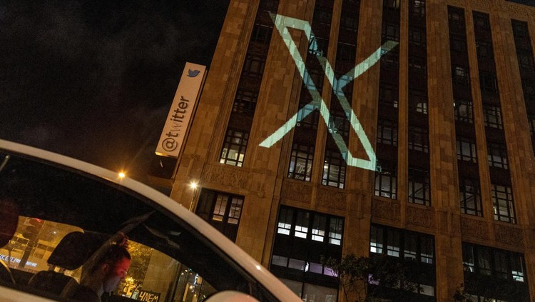 Twitters new logo is seen projected on the corporate headquarters building in downtown San Francisco, California, U.S. July 23, 2023. REUTERS/Carlos Barria