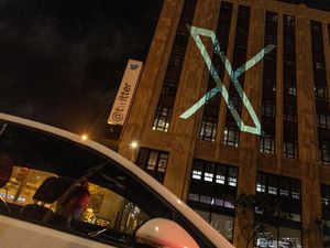 Kemilau Logo X di Markas Besar Twitter