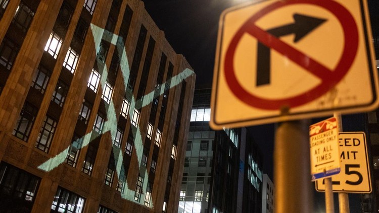 Twitters new logo is seen projected on the corporate headquarters building in downtown San Francisco, California, U.S. July 23, 2023. REUTERS/Carlos Barria