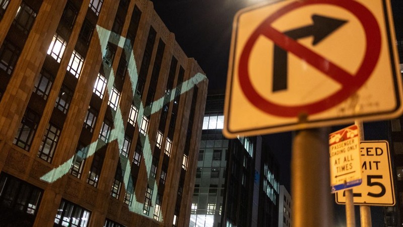 Twitter's new logo is seen projected on the corporate headquarters building in downtown San Francisco, California, U.S. July 23, 2023. REUTERS/Carlos Barria