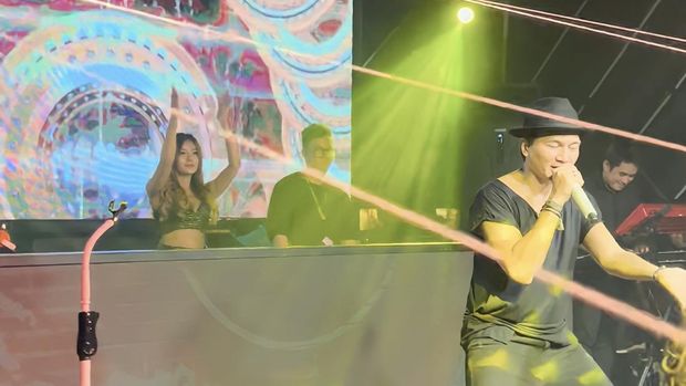 DJ Ully Frank saat berbagi panggung dengan Anji.
