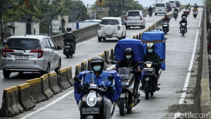 Usai Dicor, Flyover Pesing Kembali 'Dibajak' Pemotor Pengecoran jalan di flyover Pesing, Jakarta Barat, telah rampung. Namun flyover itu kembali 'dibajak' pemotor, Senin (24/7/2023). Begini potretnya.