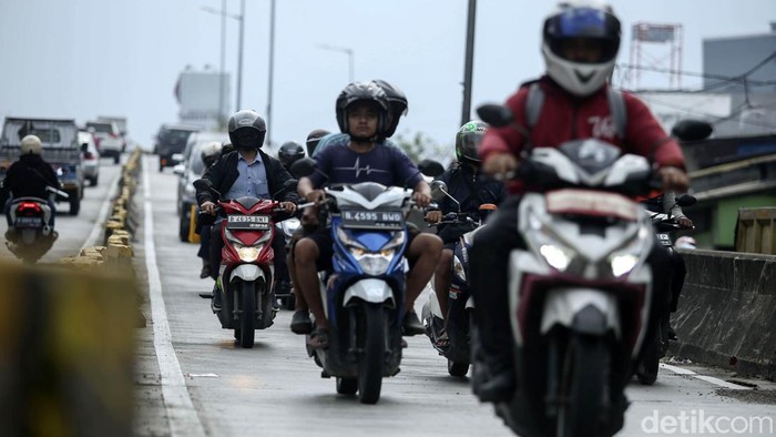 Pengecoran jalan di flyover Pesing, Jakarta Barat, telah rampung. Namun flyover itu kembali dibajak pemotor, Senin (24/7/2023). Begini potretnya.
