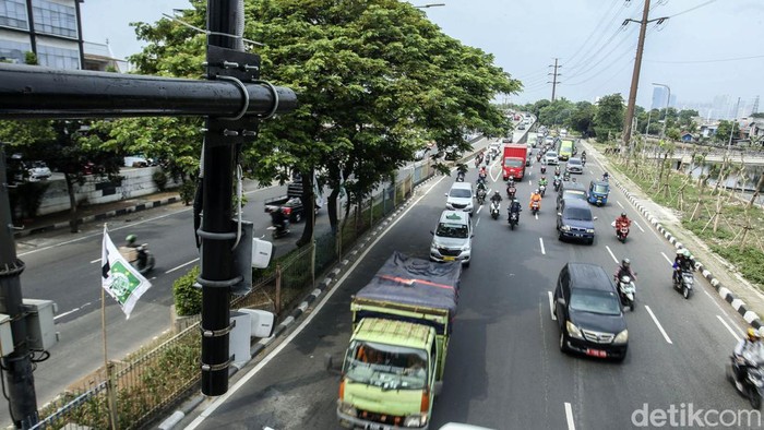Usai Dicor, Flyover Pesing Kembali 'Dibajak' Pemotor Pengecoran jalan di flyover Pesing, Jakarta Barat, telah rampung. Namun flyover itu kembali 'dibajak' pemotor, Senin (24/7/2023). Begini potretnya.