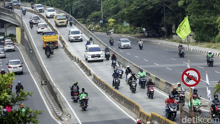 Usai Dicor, Flyover Pesing Kembali 'Dibajak' Pemotor Pengecoran jalan di flyover Pesing, Jakarta Barat, telah rampung. Namun flyover itu kembali 'dibajak' pemotor, Senin (24/7/2023). Begini potretnya.