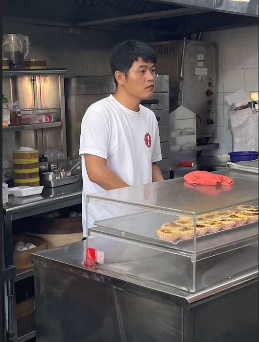 Viral! Penjual Dimsum Ini Disebut Mirip Penyanyi Jay Chou