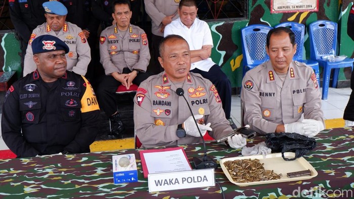 Wakapolda Papua Brigjen Ramdani Hidayat (tengah) dalam konferensi pers di Mako Brimob Polda Papua.