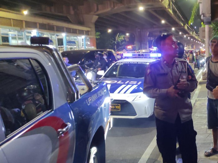 Wanita bernama Jesica Koroh (33) ditangkap usai membawa kabur mobil patroli pengelola tol di GT Jatiwaringin 2. Jesica telah diamankan petugas untuk diperiksa. (dok Ist)